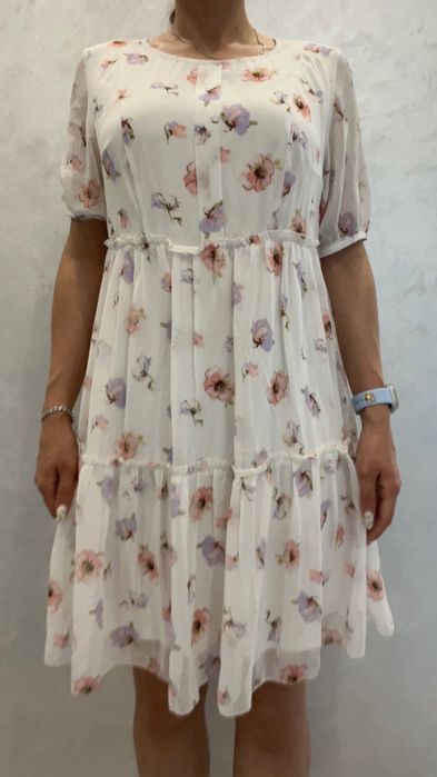 Плаття з гарним малюнком роз.М 46 р.