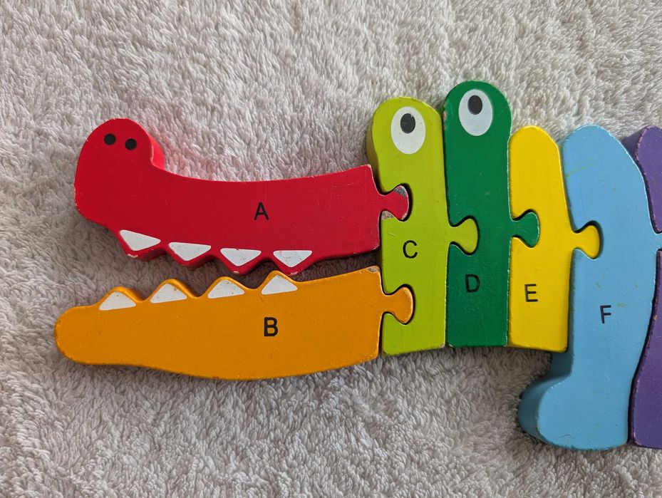 Drewniana układanka puzzle drewniane klocki krokodyl do nauki liter