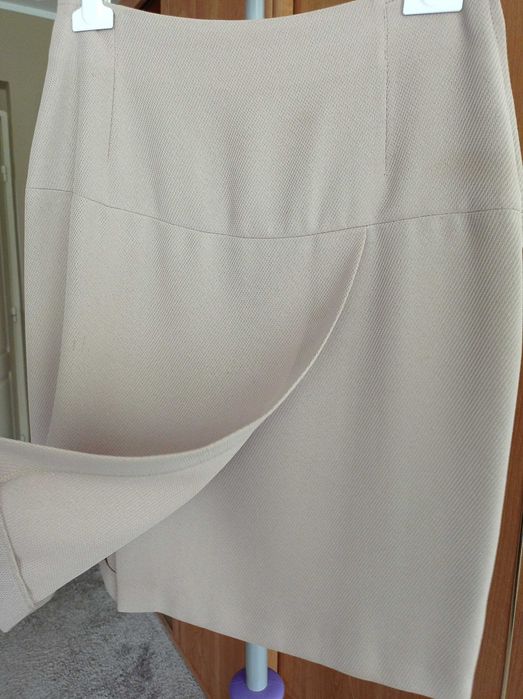 Spódnica z rozcięciem z przodu