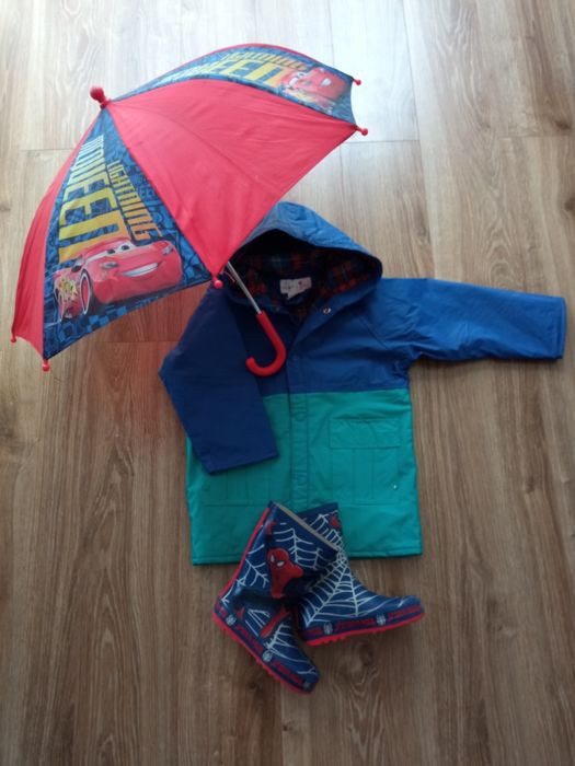 Zestaw na niepogodę - płaszcz przeciwdeszczowy, kalosze, parasol