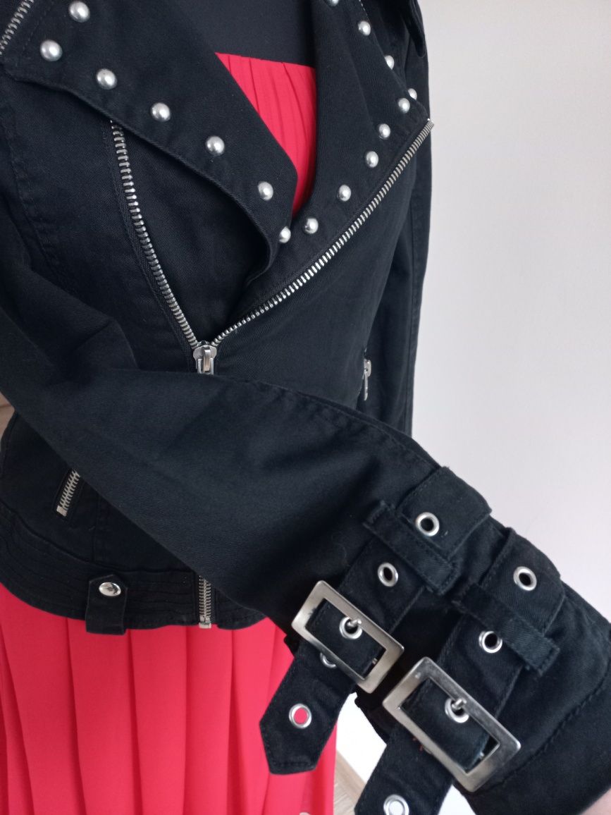 Czarna punk rockowa ramoneska materiałowa z ćwiekami