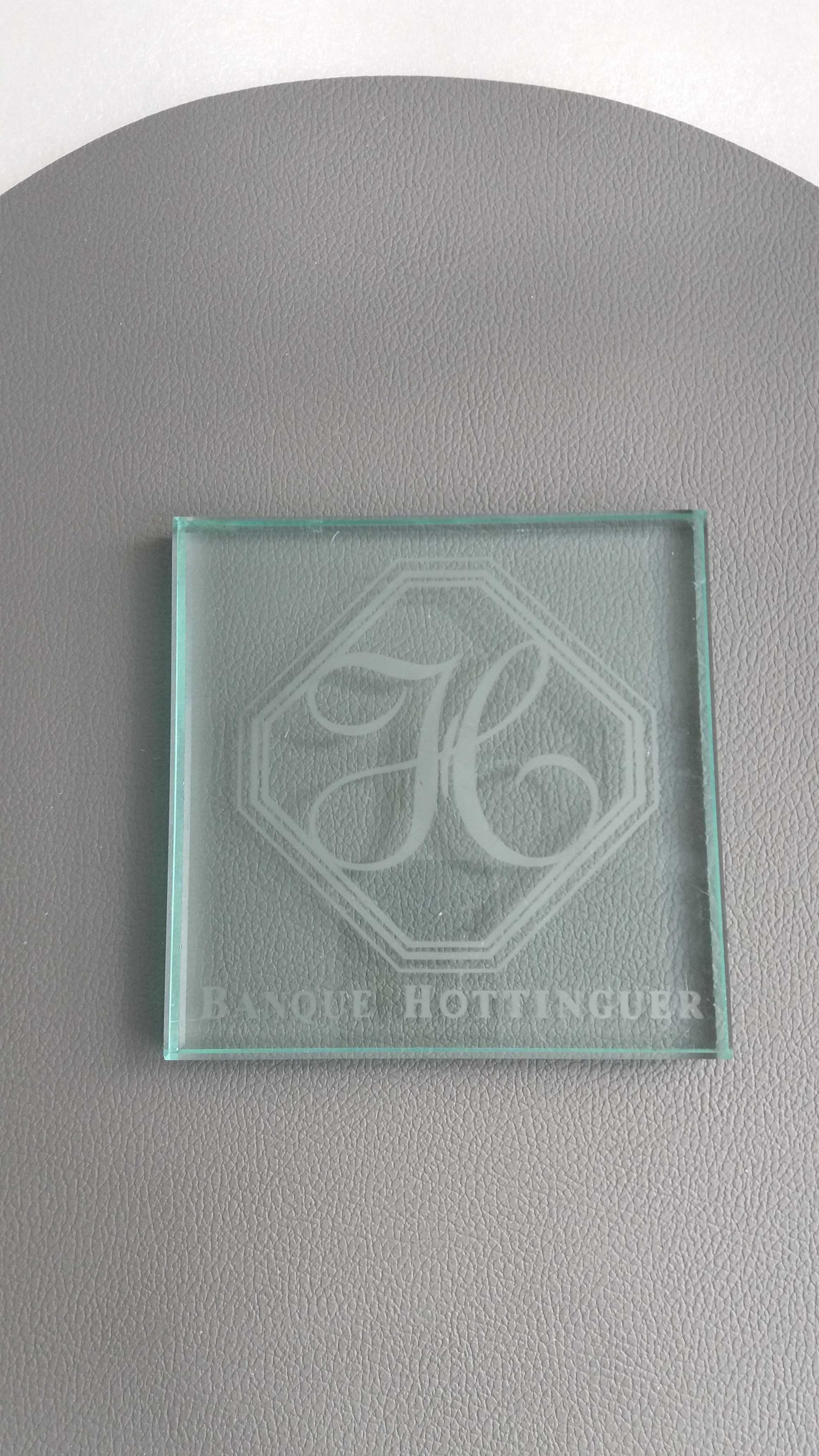 Przycisk do papieru Banque Hottinguer -  13x13x1,5 cm