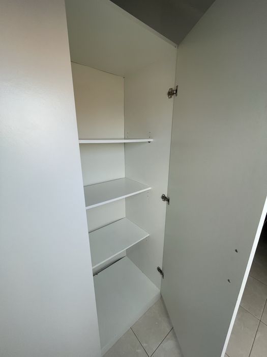 Roupeiro usado com prateleiras