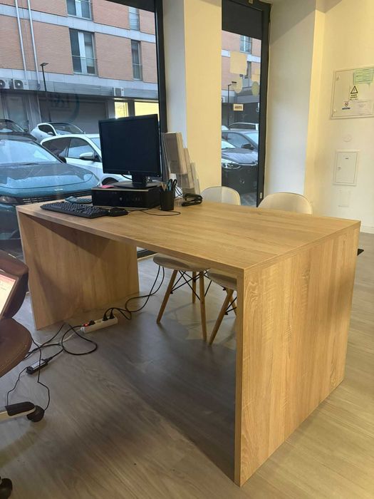 Mesa - secretária - Cor carvalho