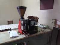 Moinho de café e máquina de cafe