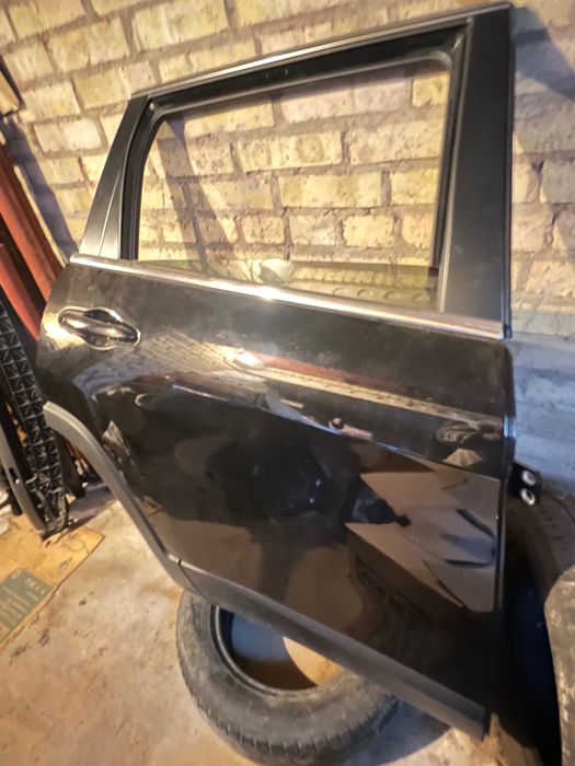 jeep cherokee задня права дверка