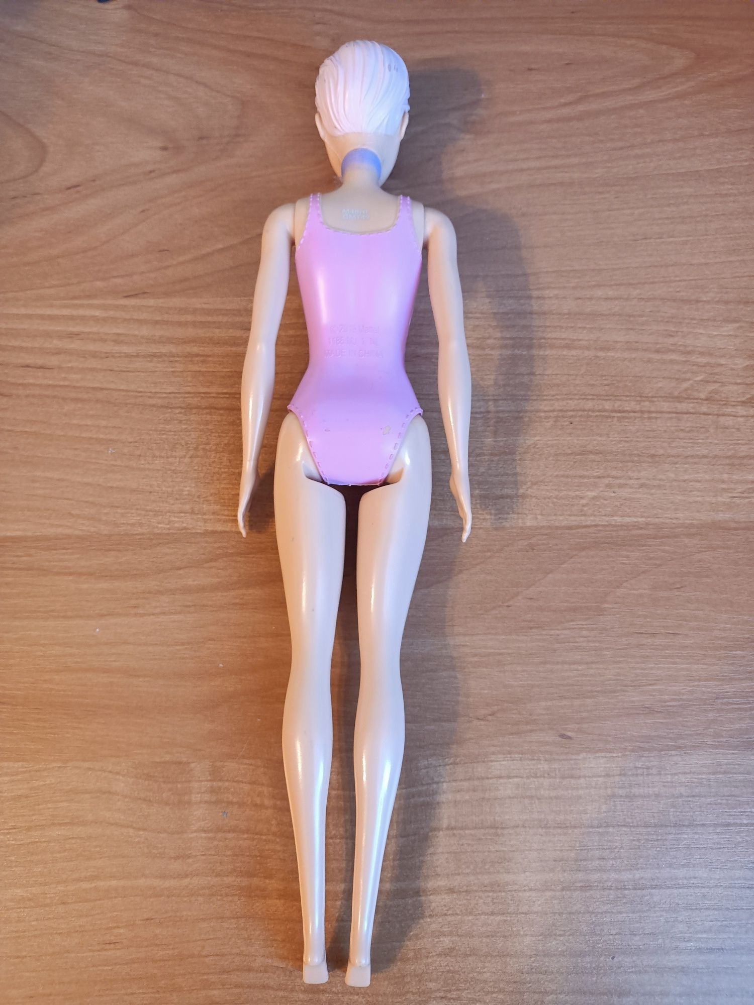 Lalka Barbie w stroju kąpielowym z narzutką