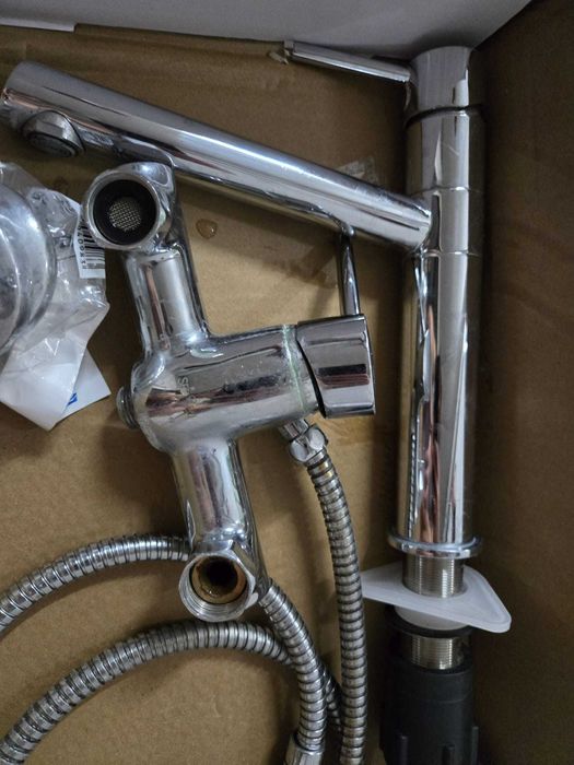 Lava loiça  e torneiras de cozinha e casa de banho