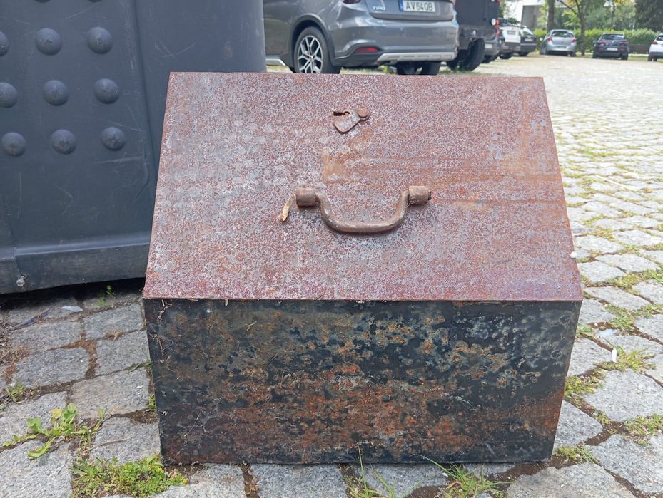 Caixa de ferro antiga