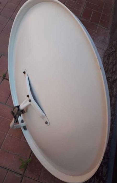 Продам спутниковую тарелку с креплением