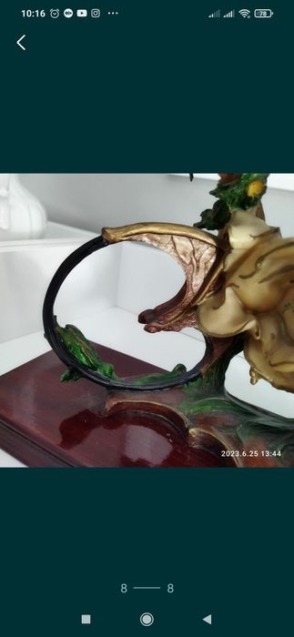 Estatueta senhora na bicicleta