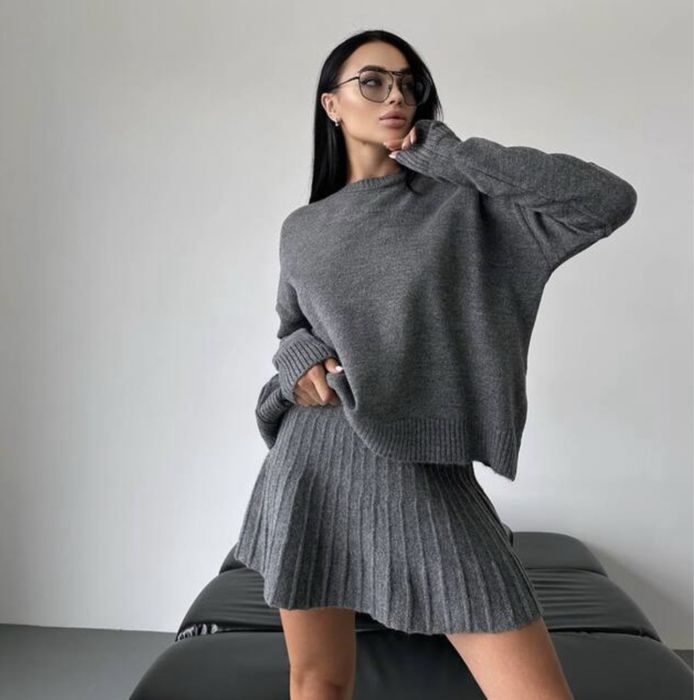 Костюм вязаный с юбкой и свитером из шерсти S