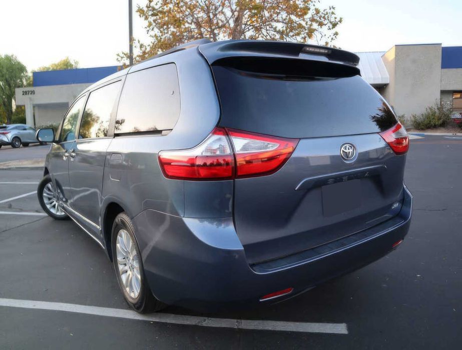 Toyota Sienna XLE      2017