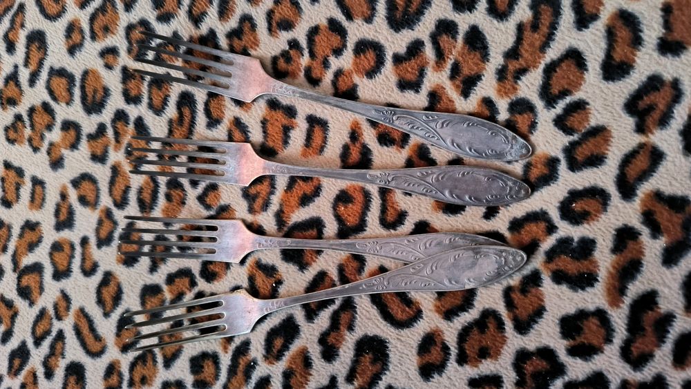 Продам мельхиоровые ложки и вилки.