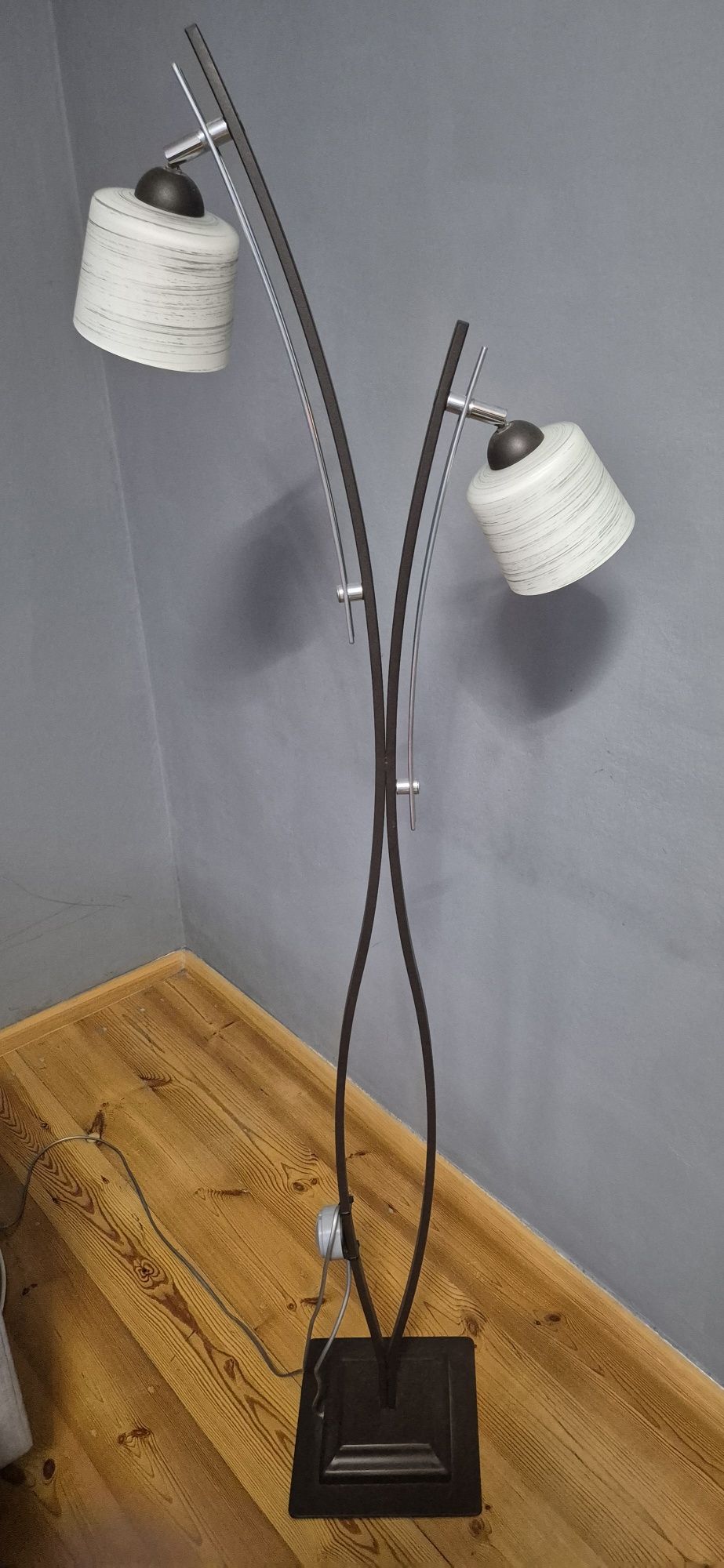 Lampa pokojowa stojąca.