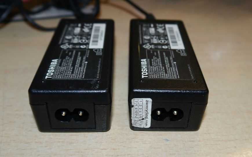 2X Zasilacz ładowarka TOSHIBA 19V 1,58A 30W wtyk 5,5 X 2,5mm