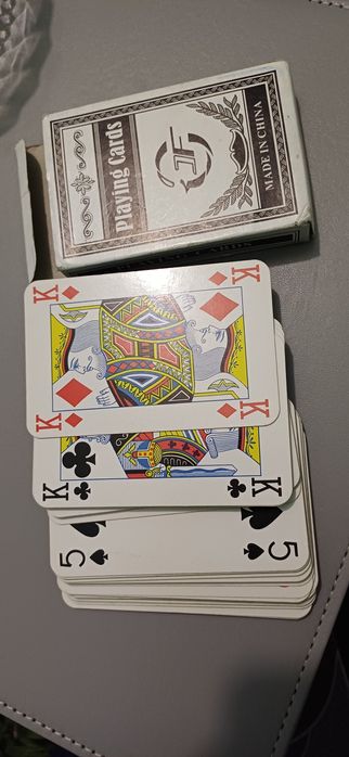 Колода игральных карт с клетчатым узором на обратной стороне. 
Игральн