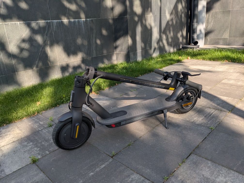 Електросамокат Xiaomi Mi Electric Scooter Essential