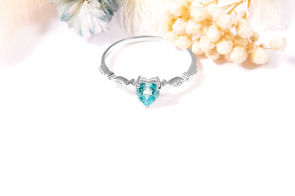 Кольцо  из белого золота с топазом