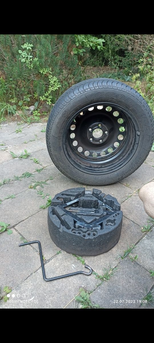 Koło zapasowe z pełnym bieżnikiem + pokrowiec i narzędzia – 150 zł