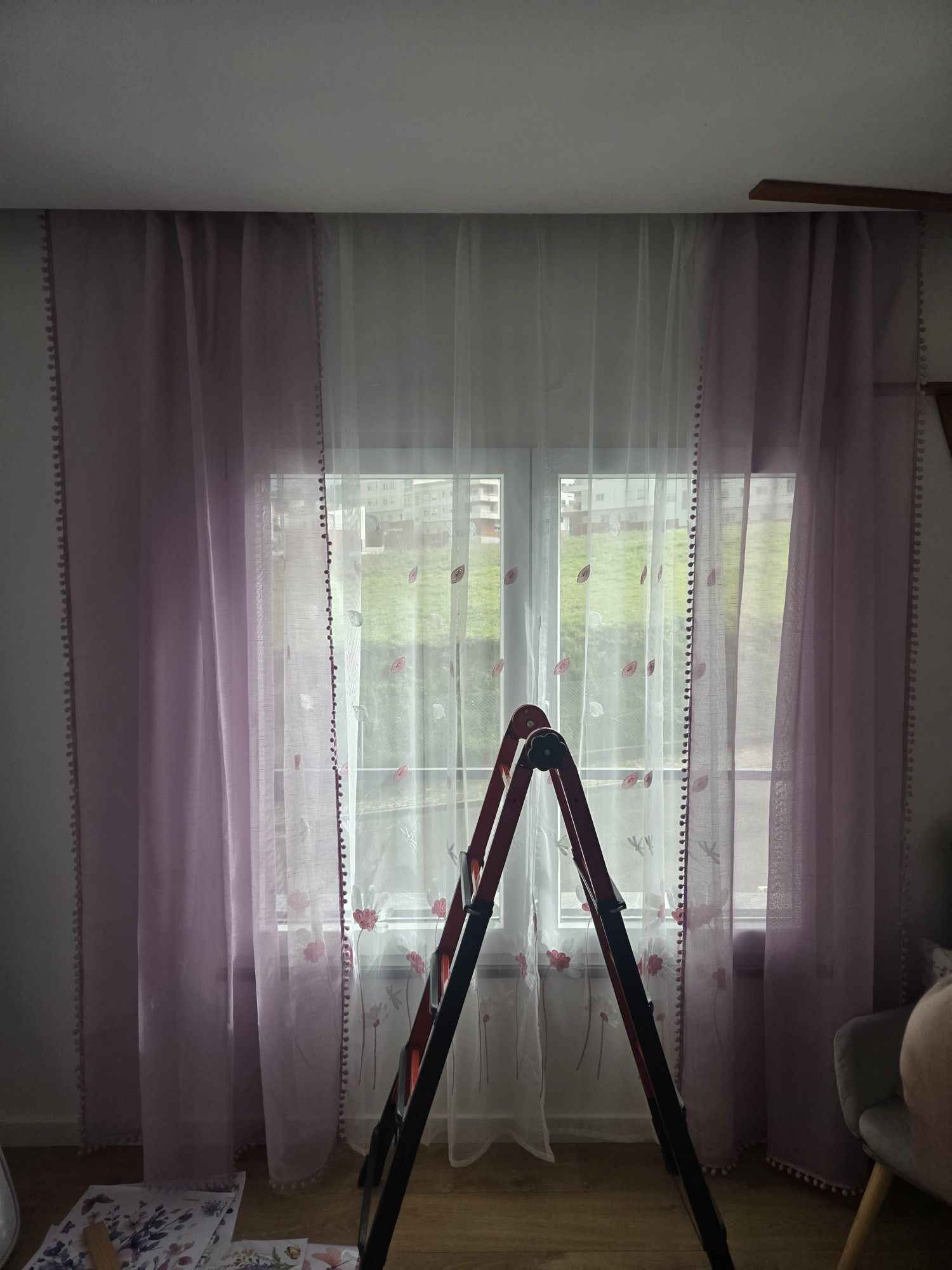 Cortinados com flores rosas