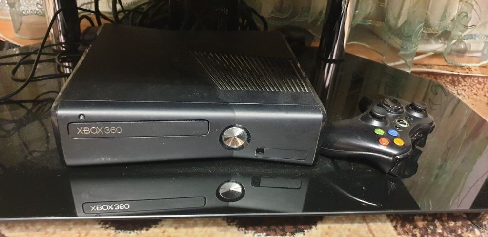 Продам игровую приставку"XBOX360"Slim