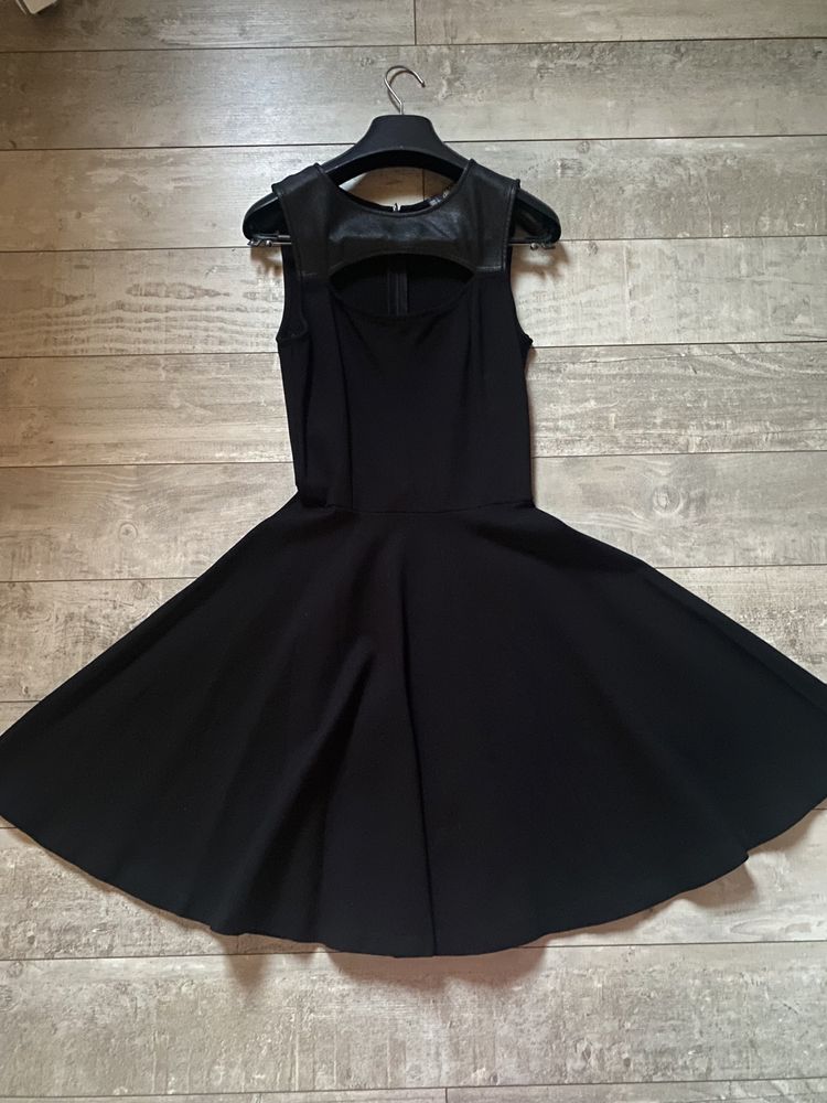 czarna sukienka rozkloszowana