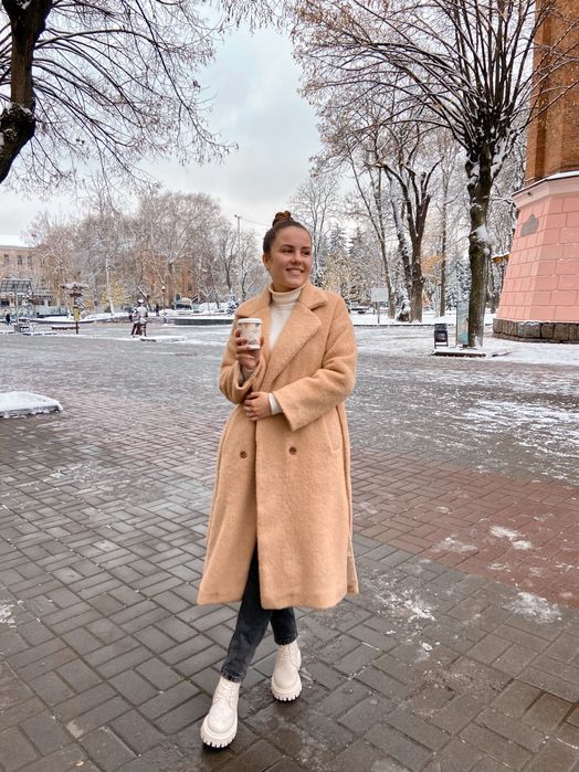 Бежеве зимове пальто-шубка під пояс