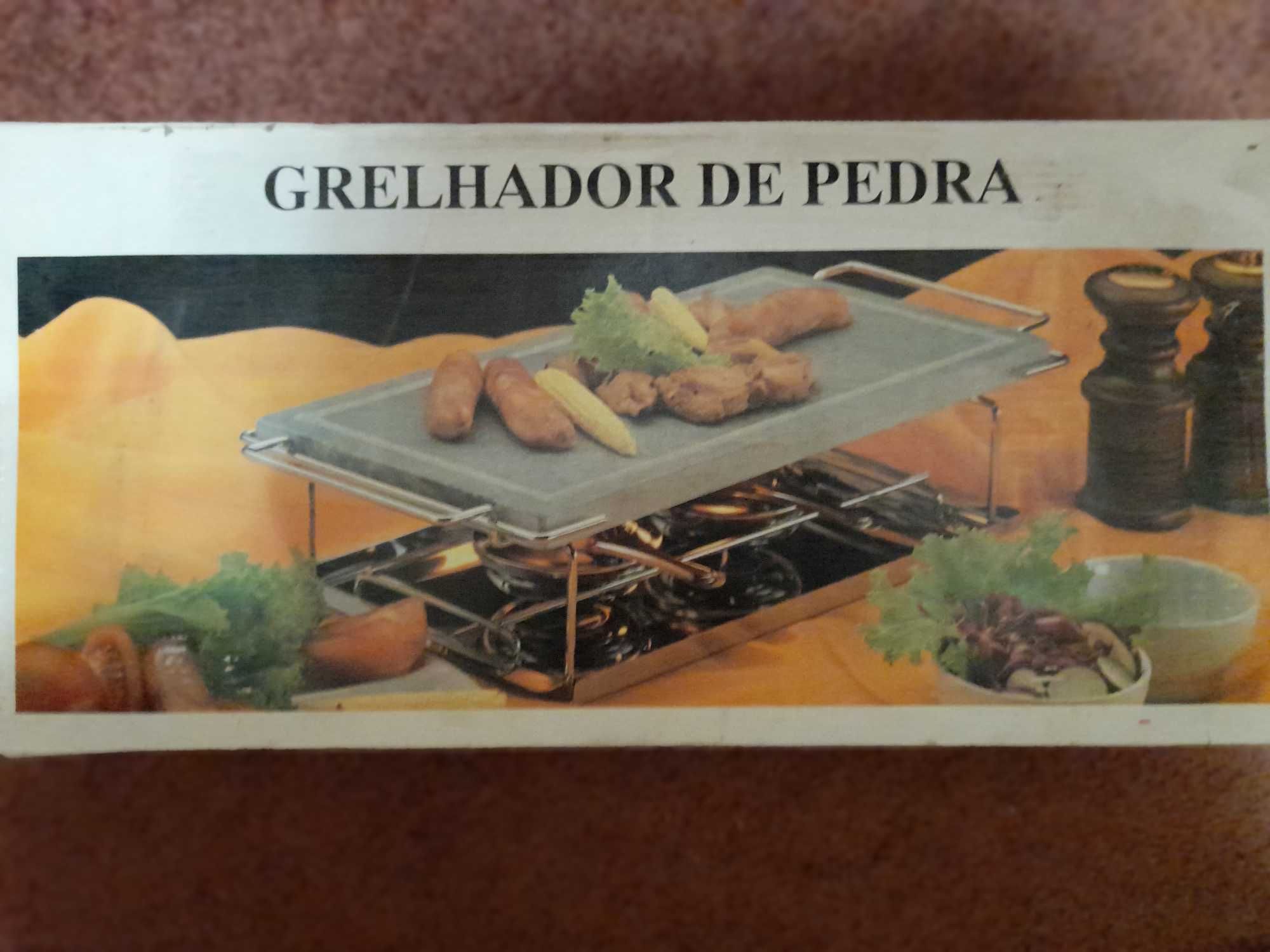 Grelhador de pedra com lamparinas