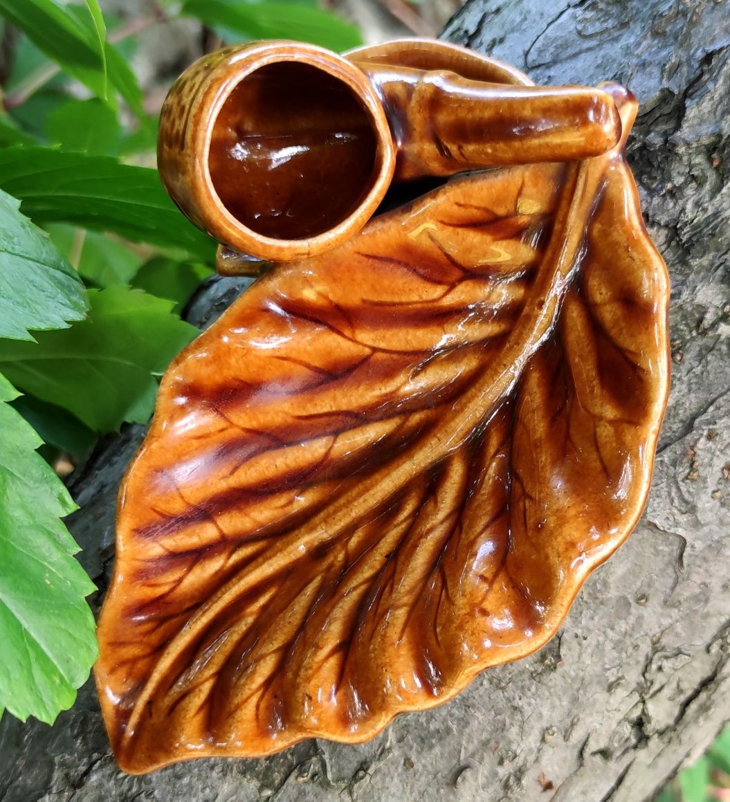 Popielniczka ceramiczna liść z fajka. Szkliwiona prl