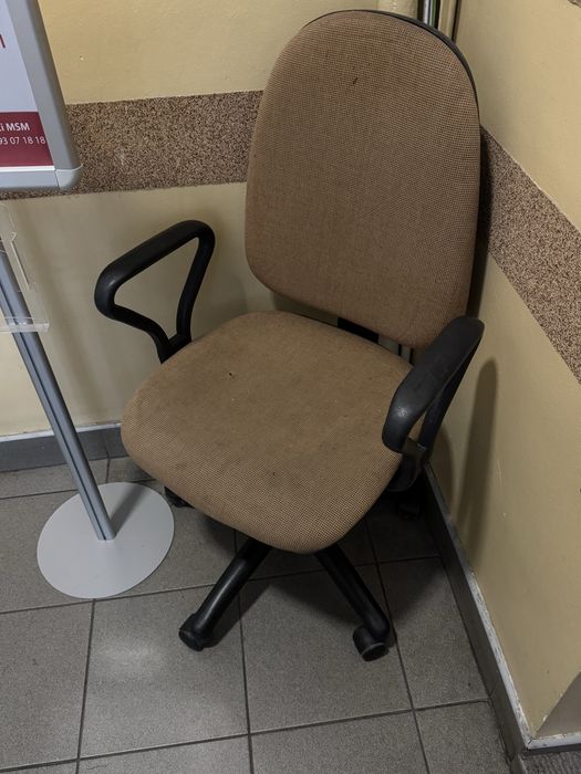 Bezowe krzeslo obrotowe biurko do biurka