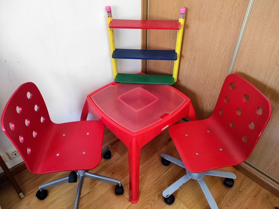 Cadeira giratória com rodízios para secretária, Ikea, como nova, verm.