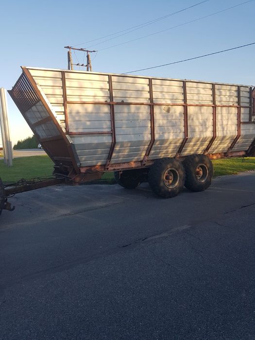 Przyczepa objętościowa do kukurydzy kieszonki sianokiszonki 45m3