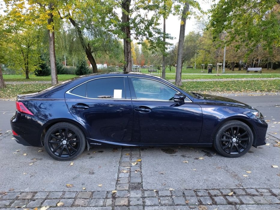 Автомобіль Lexus IS 300h Hybrid 2018