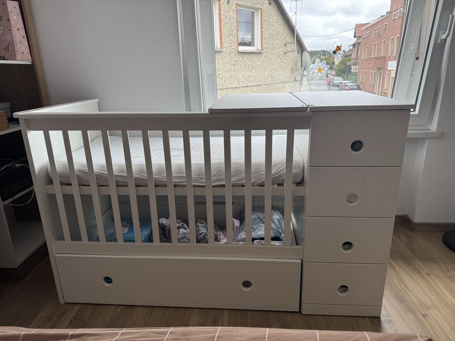 Łózeczko dzieciece z szuflada dolna, slupkiem z szufladami oraz szafa