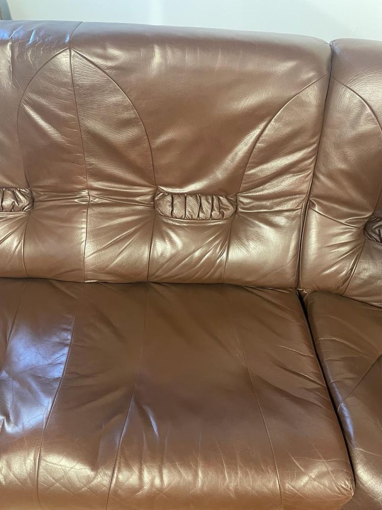 Продам угловий шкіряний диван на дубовому каркасі з Німеччини