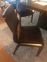 Cadeiras Sala. Precisam reparar algumas das orlas laterais.