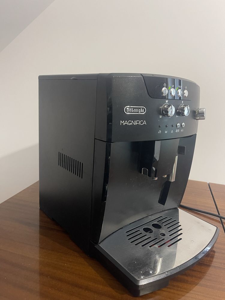 Ekspres Delonghi magnifica esam 04.110.B