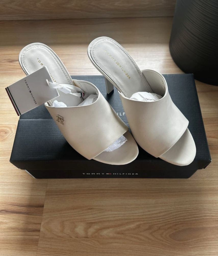 Klapki na obcasie/szpilce, Tommy Hilfiger, nowe, beż.
