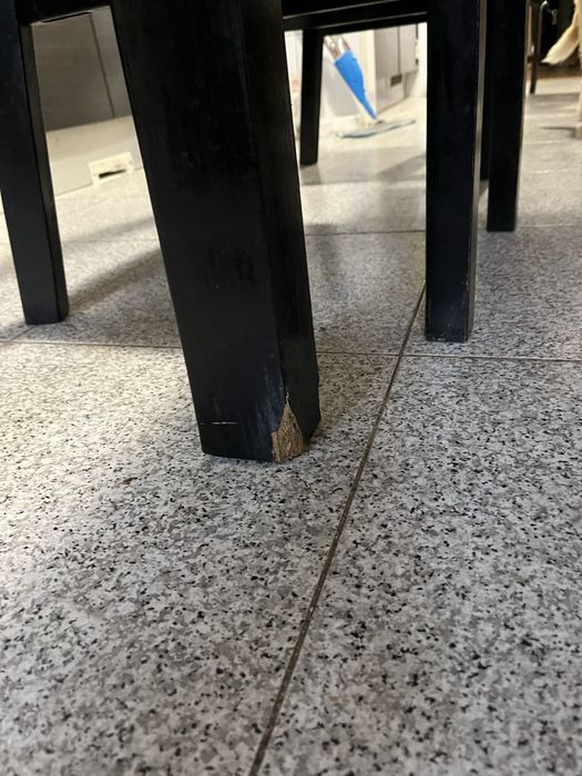 Mesa de cozinha em madeira.