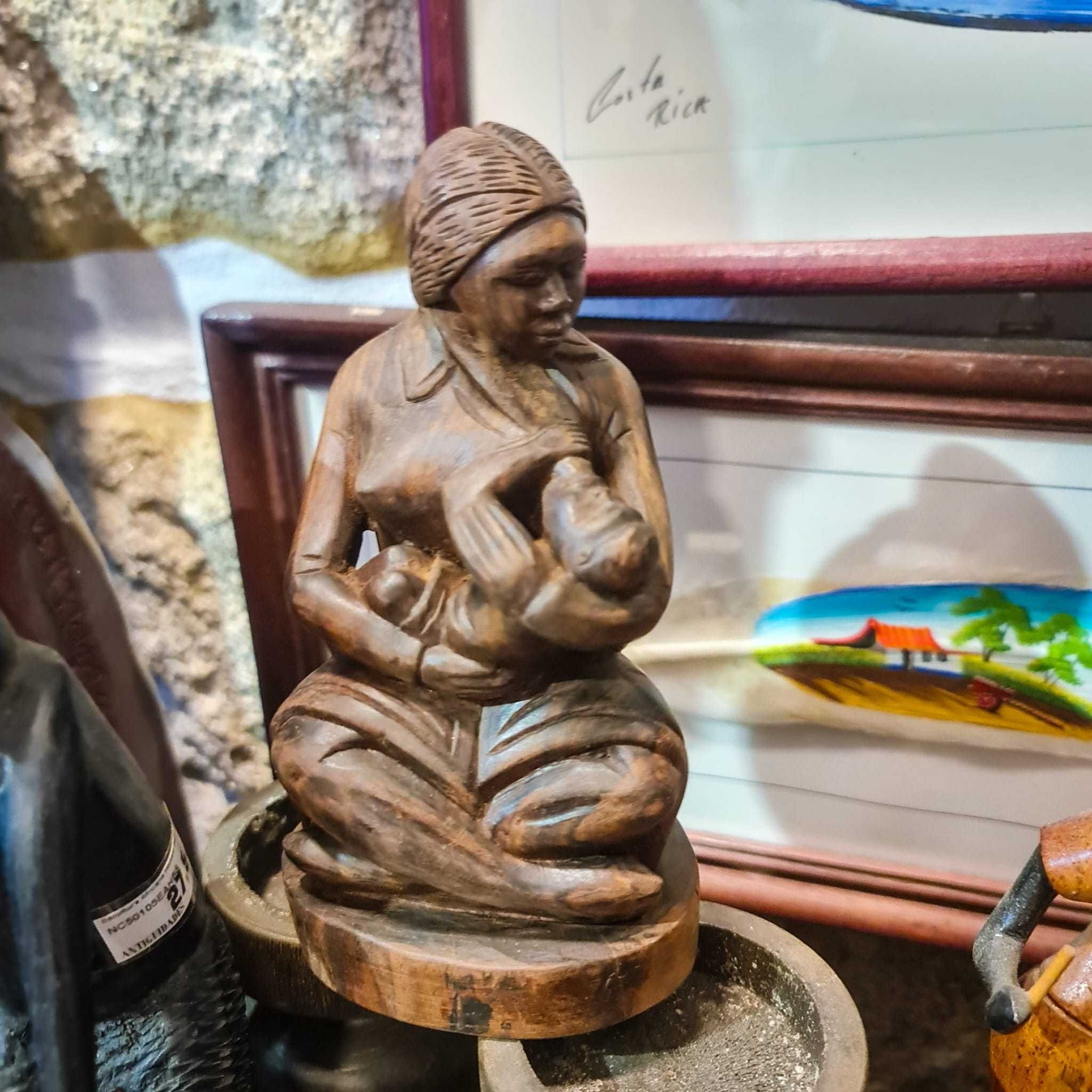 Estátua Gesso – Mãe Amamentando Bebê