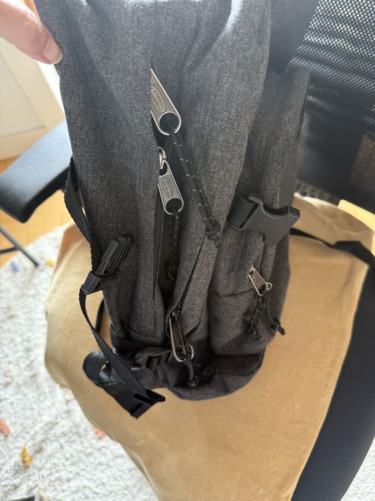 Mochila eastpak grande cinzenta como nova