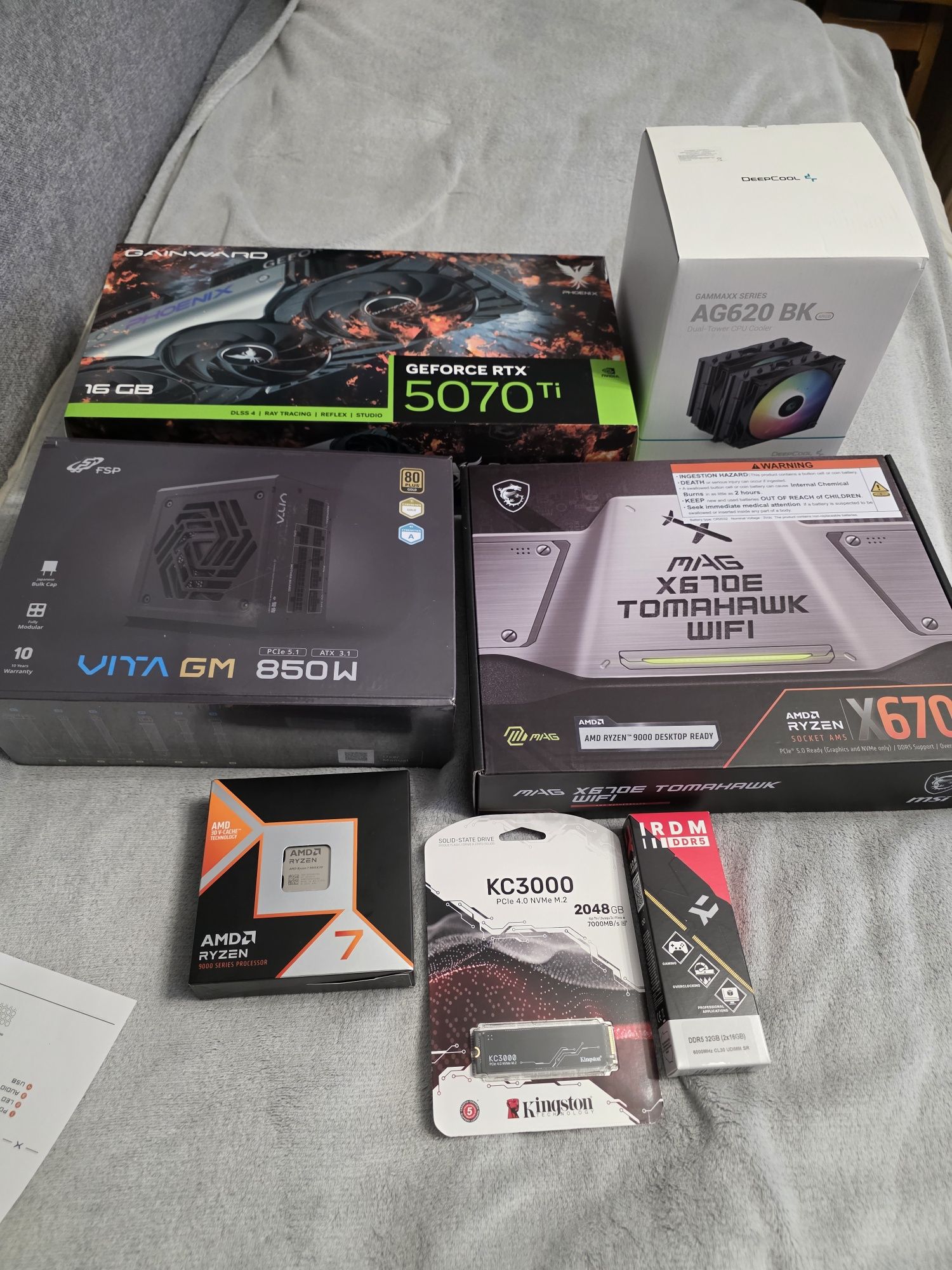 Komputer gamingowy 32GB, Ryzen 7 9800X3D, RTX 5070 Ti,  dwa monitory