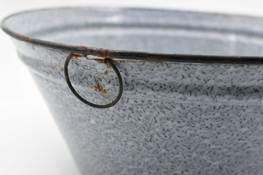 Antiga bacia esmaltada