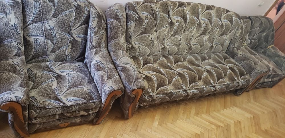 Диван і два розкладних крісла