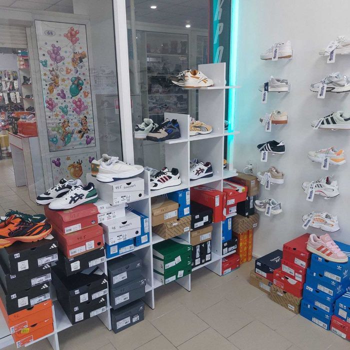 Продам СРОЧНО бізнес магазин взуття та одягу Sneakers