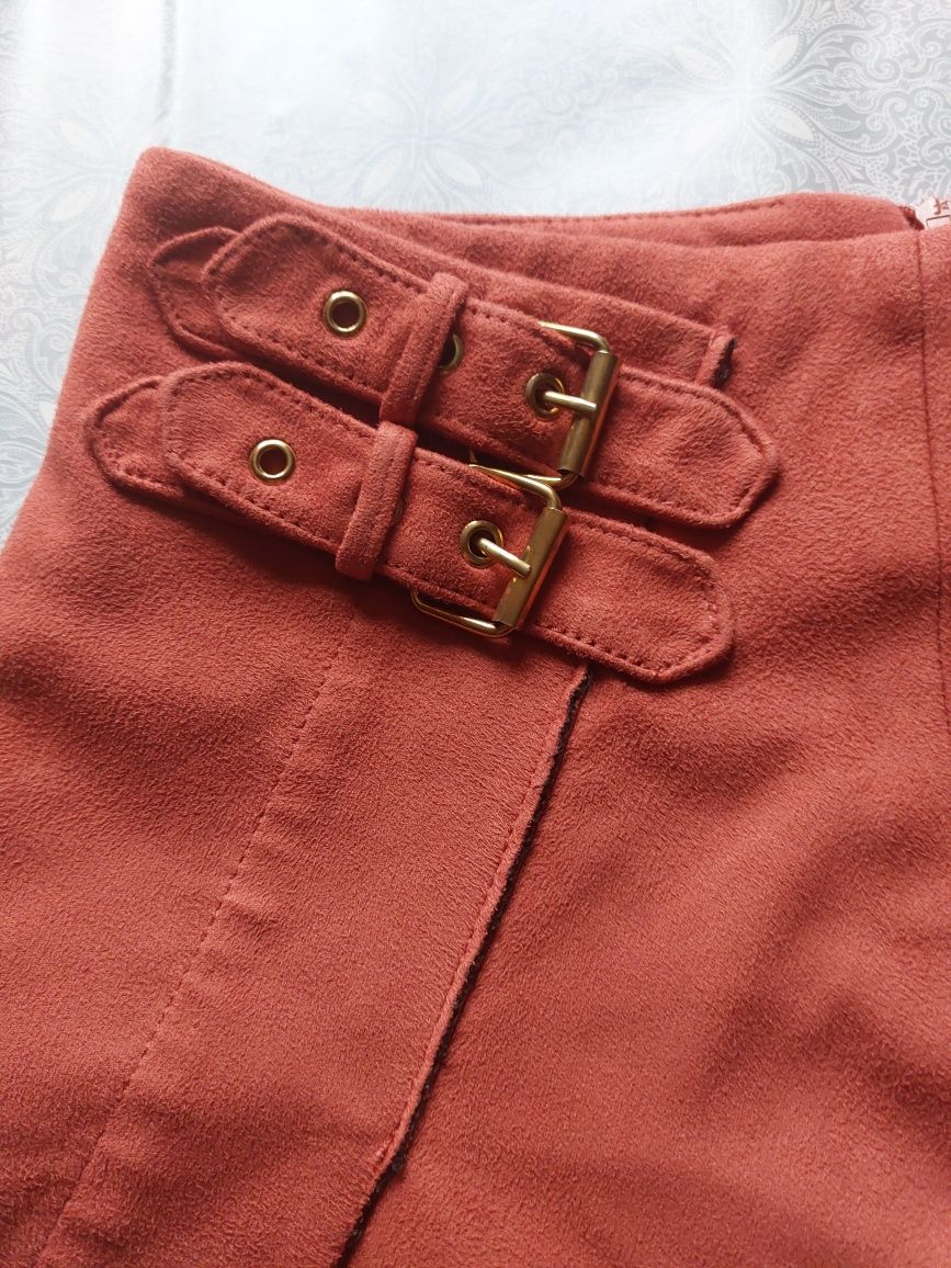 Krótka czerwono ceglasta zamszowa retro spódniczka rozcięcie Bershka