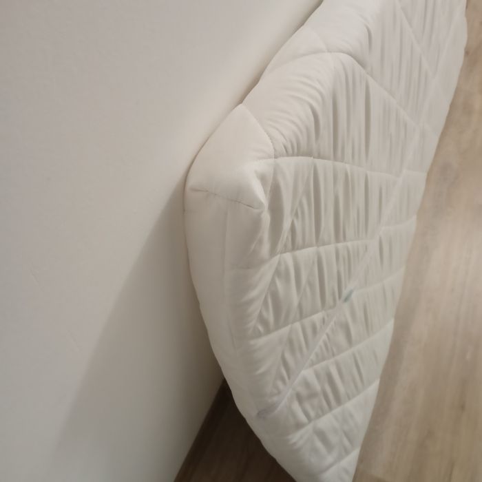 Materac do spania dla dziecka z pokrowcem.