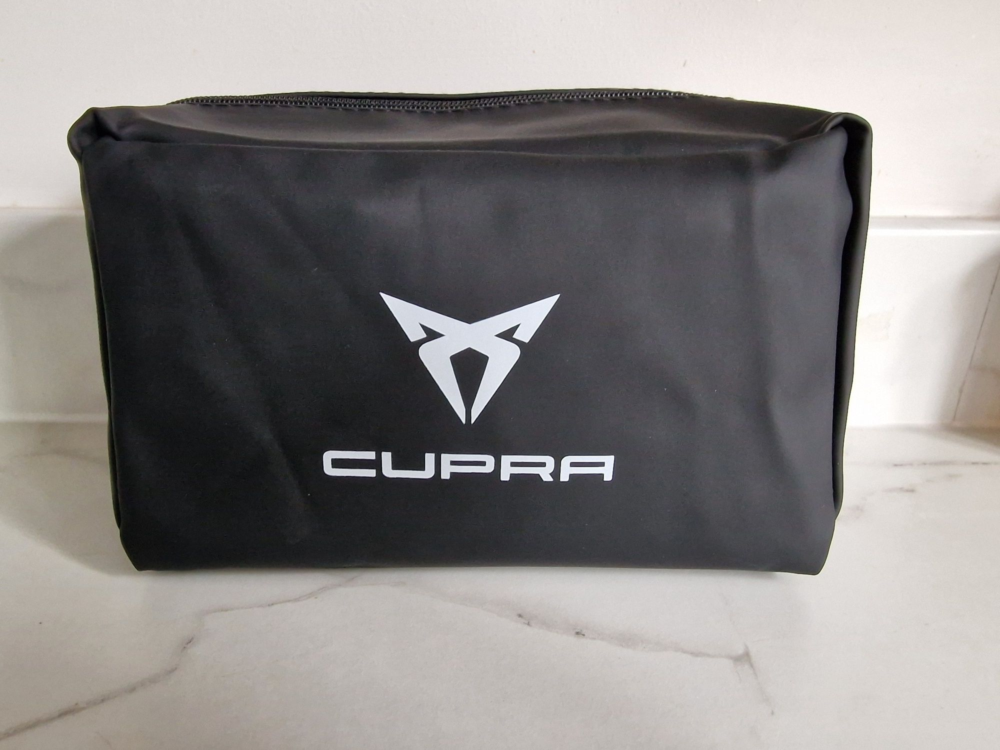 Sprzedam nową, oryginalną apteczkę samochodową CUPRA.
Elegancka, prakt