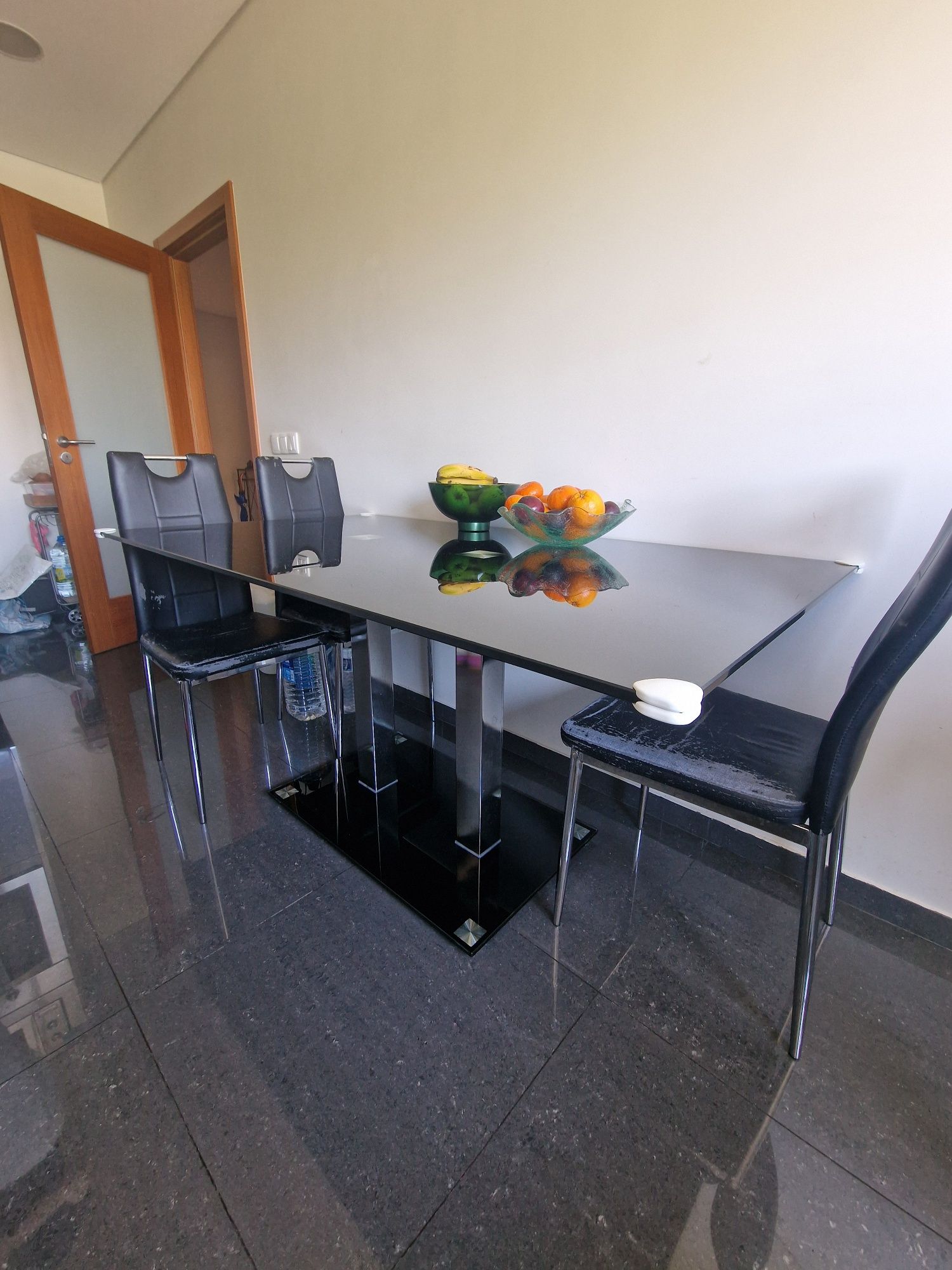 Mesa de cozinha conforama , como nova, ofereço cadeiras